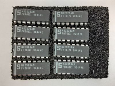 PROM, 32 x 8 SIGNETICS Date/Lot Code FHT6171 9044VE