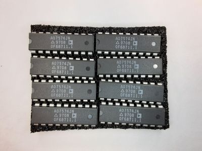 Analog Devices Analog Digital Converter, Single, 8 Bit, 18 Pin, DIP Date/Lot Code 9708