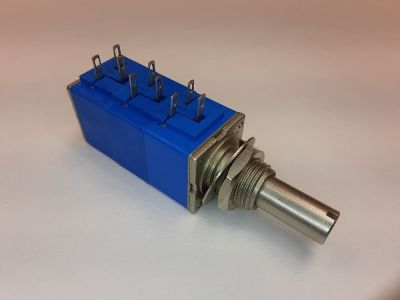 THREE 3 SECTION 500,000 Ohm Potentiometer Linear, 1/4 inch Shaft 1/2 inch Long BOURNS 82A3AB28AA0166 500K/500K/500K 7722B